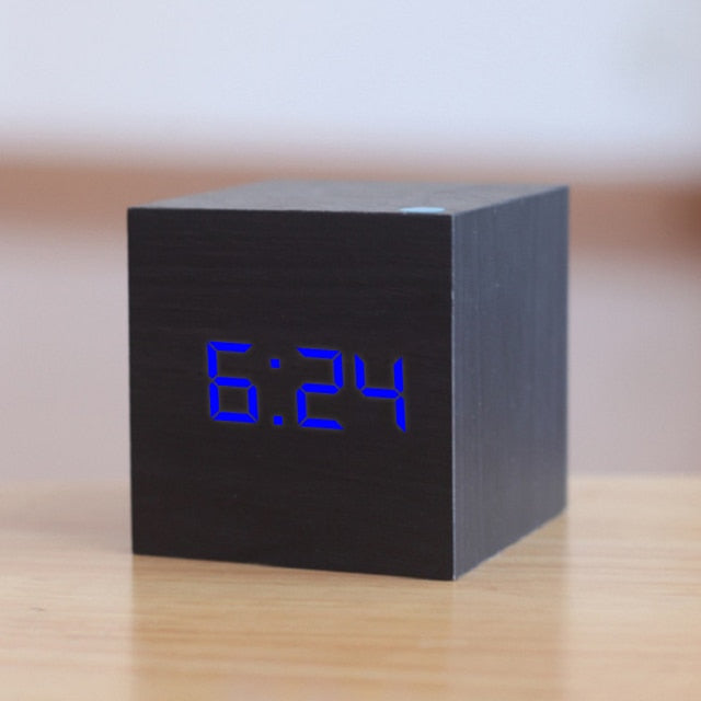 SUENTA Digitaler Quadratischer LED Wecker Mit Uhrzeit Und Datum Schwarz Blau
