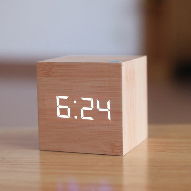 SUENTA Digitaler Quadratischer LED Wecker Mit Uhrzeit Und Datum Holz & Weiß
