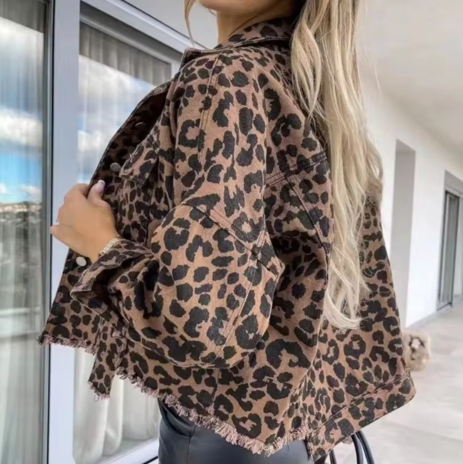 SUENTA Damen Leopardenmuster Jeansjacke Stilvoll Alltagsoutfit