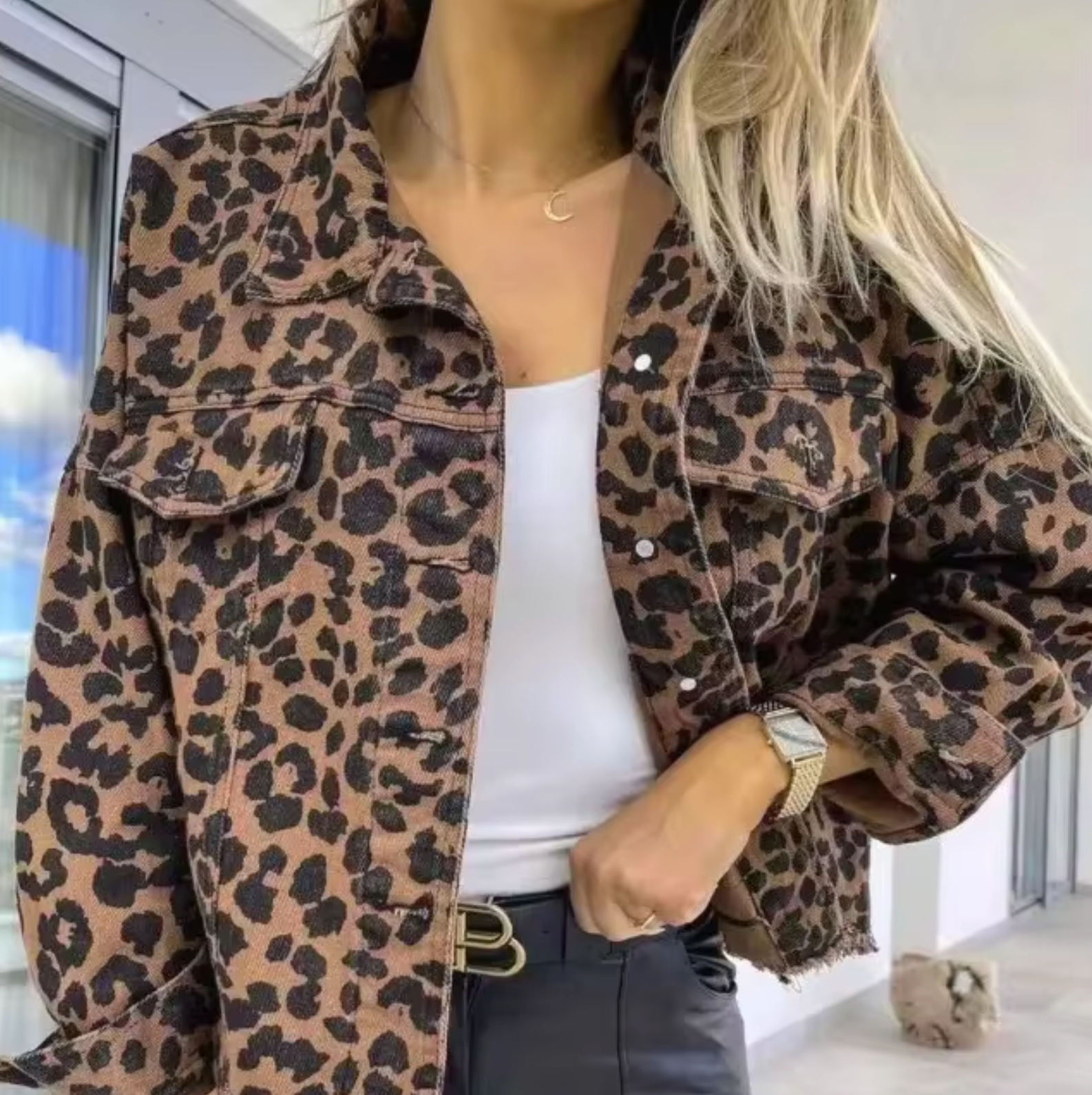 SUENTA Damen Leopardenmuster Jeansjacke Stilvoll Alltagsoutfit Leopard