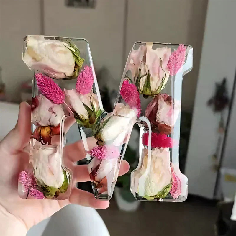 SUENTA Buchstaben-Harzlampe getrockneten Blumen Buchstabendesign M