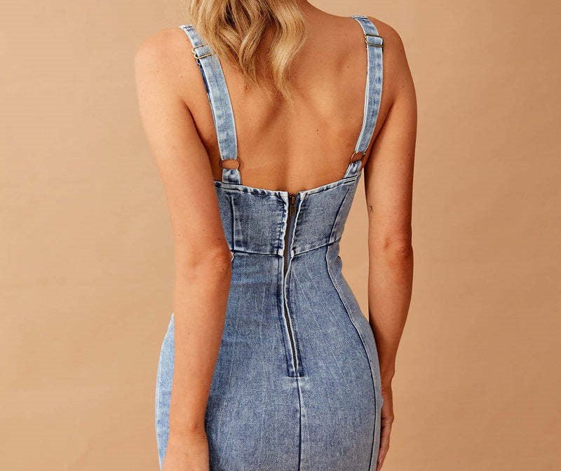 SUENTA Chloé | Elegantes Denimkleid – Skulpturaler Schnitt, Authentischer Denim & Moderne Vision