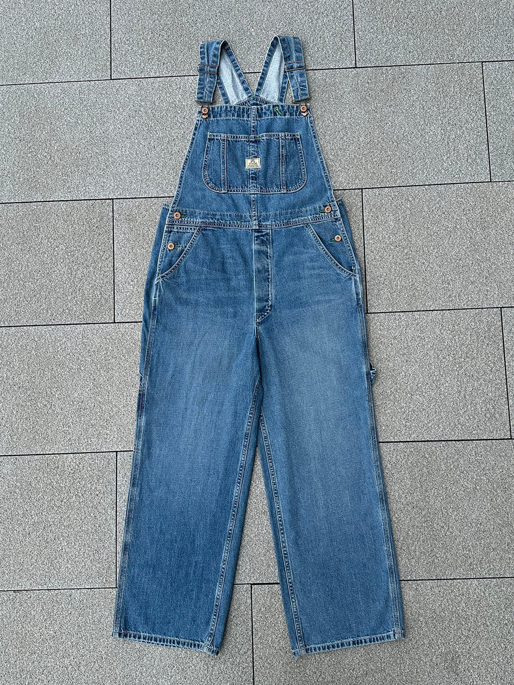 SUENTA Damen-Latzhose aus Denim Vintage-Look praktische Schlaufe grüne Ziernähte