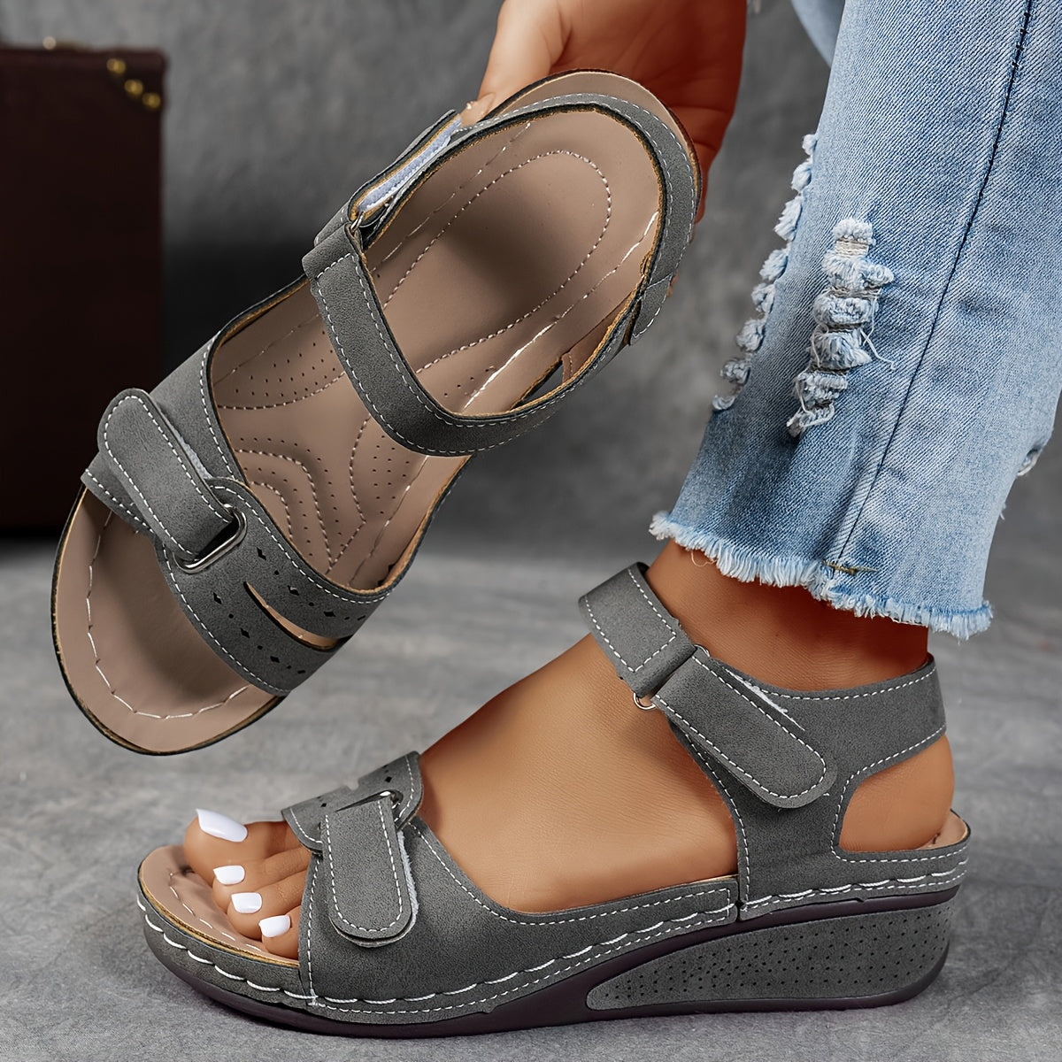 SUENTA Manda | Damen Sandalen – Verstellbare Riemen, Weich Gepolsterte Sohle & Individuelle Passform Grau