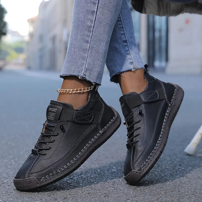 SUENTA Soris | Damen Sneaker – Breite Zehenbox, Seitliche Elastikeinsätze & Leichte Struktur Schwarz