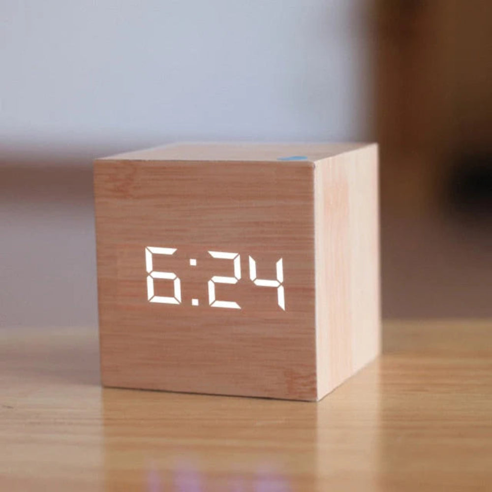 SUENTA Digitalwecker Kompakt Mit Helligkeit Nachtmodus Uhrzeit Holz & Weiß