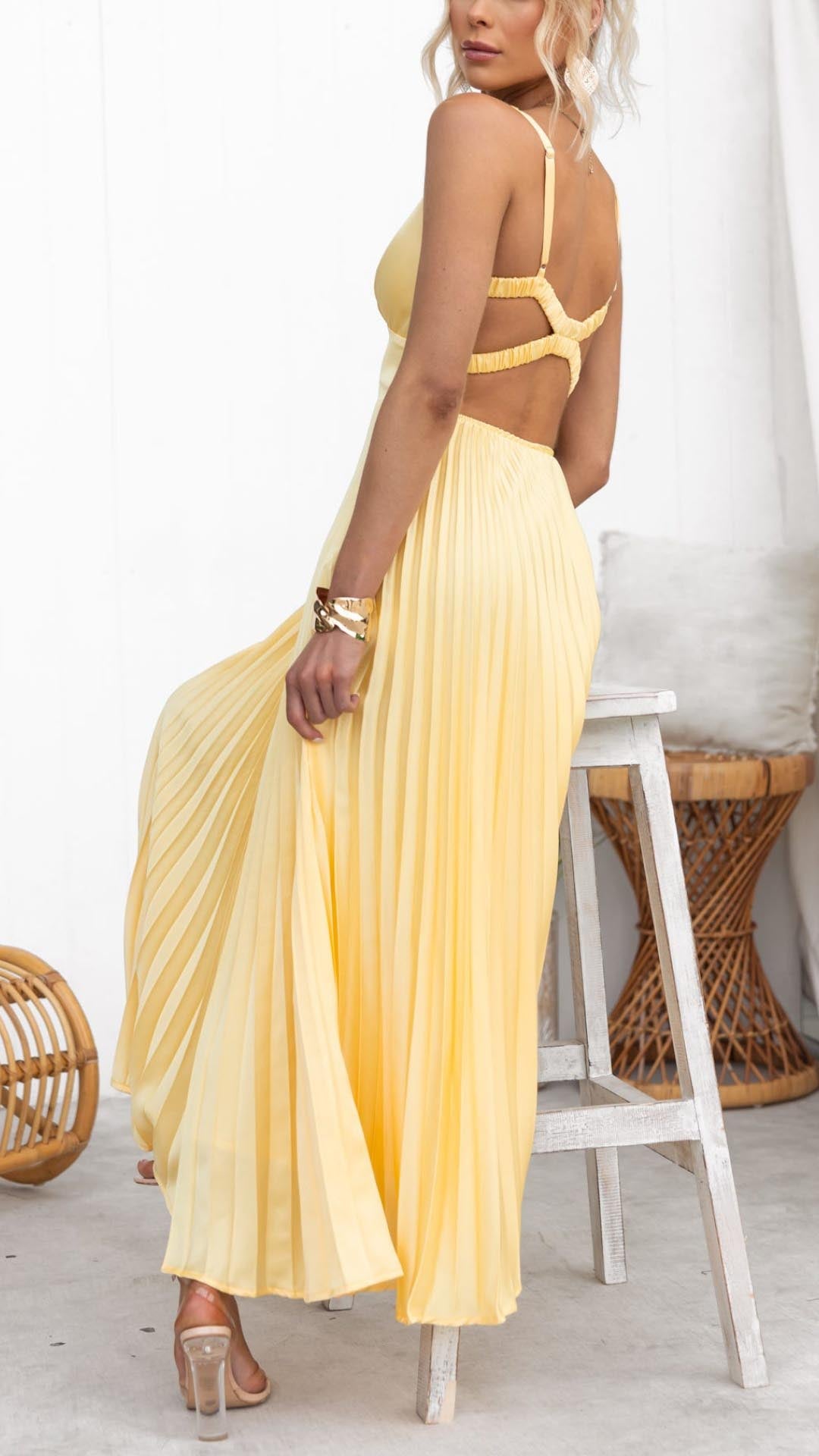 SUENTA Damen Plisseekleid Sonnengelb – V-Ausschnitt & Fliessende Silhouette