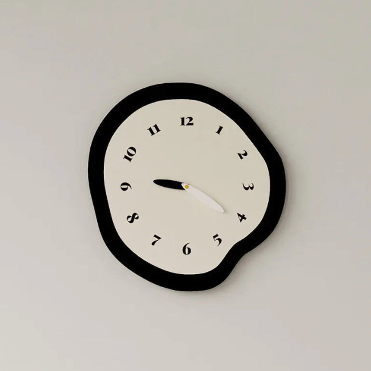 SUENTA Geformte Zeitwanduhr Abstraktes Design Leise Quarzpendelwerk