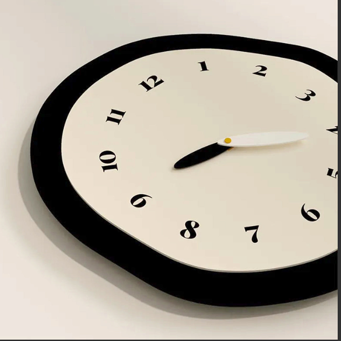 SUENTA Geformte Zeitwanduhr Abstraktes Design Leise Quarzpendelwerk