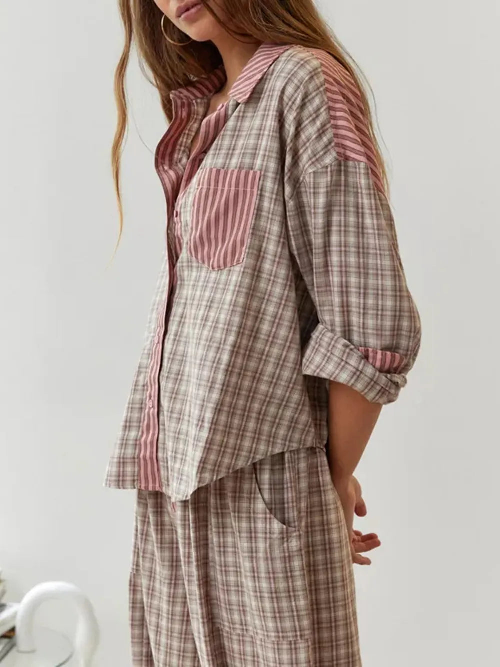 SUENTA Flōre | Damen Gestreiftes Pyjama-Set – Verspielte Details & Entspannte Silhouette Braun