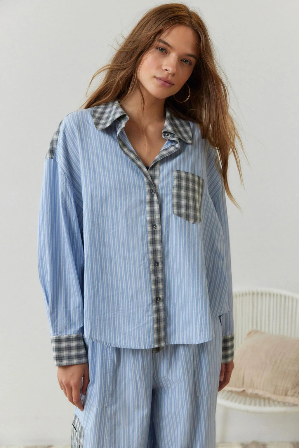 SUENTA Flōre | Damen Gestreiftes Pyjama-Set – Verspielte Details & Entspannte Silhouette Blau