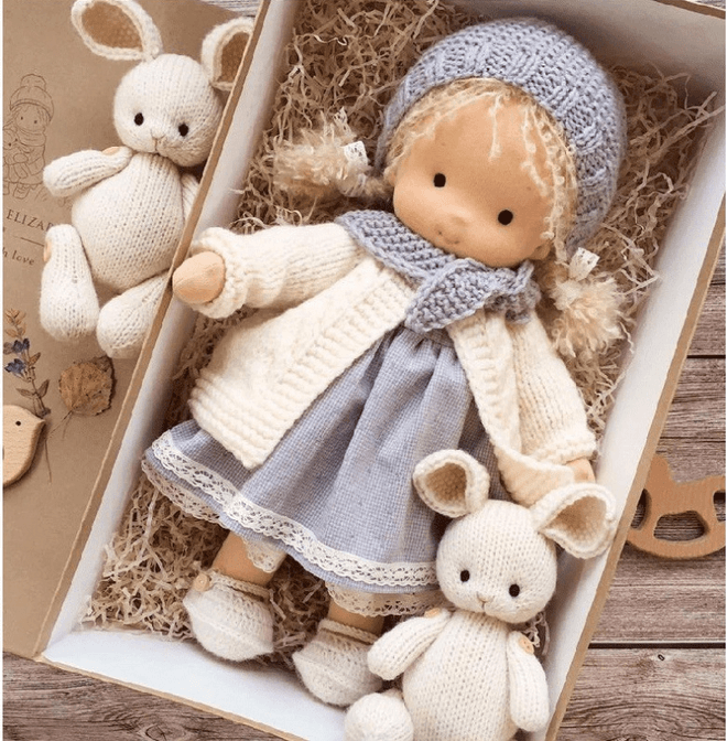 SUENTA Winter-Waldorf-Kuschelpuppe Poppi Kuschelfreund Handgefertigte E