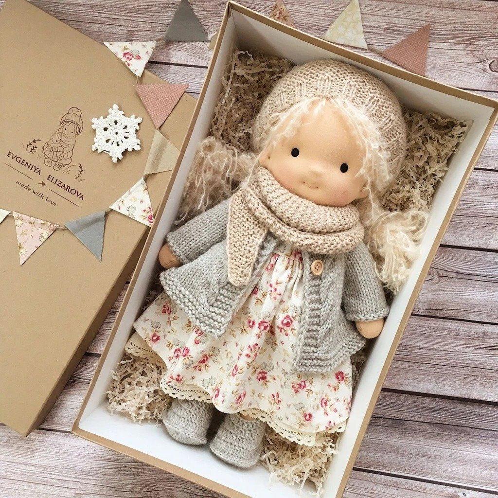 SUENTA Winter-Waldorf-Kuschelpuppe Poppi Kuschelfreund Handgefertigte I
