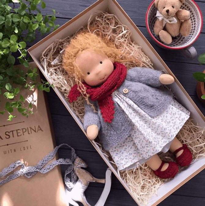 SUENTA Winter-Waldorf-Kuschelpuppe Poppi Kuschelfreund Handgefertigte K