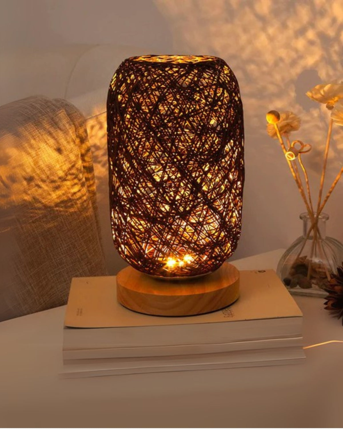 SUENTA Handgemachte Nachttischlampe aus Rattan mit Holzfuß – Bohemien Stil