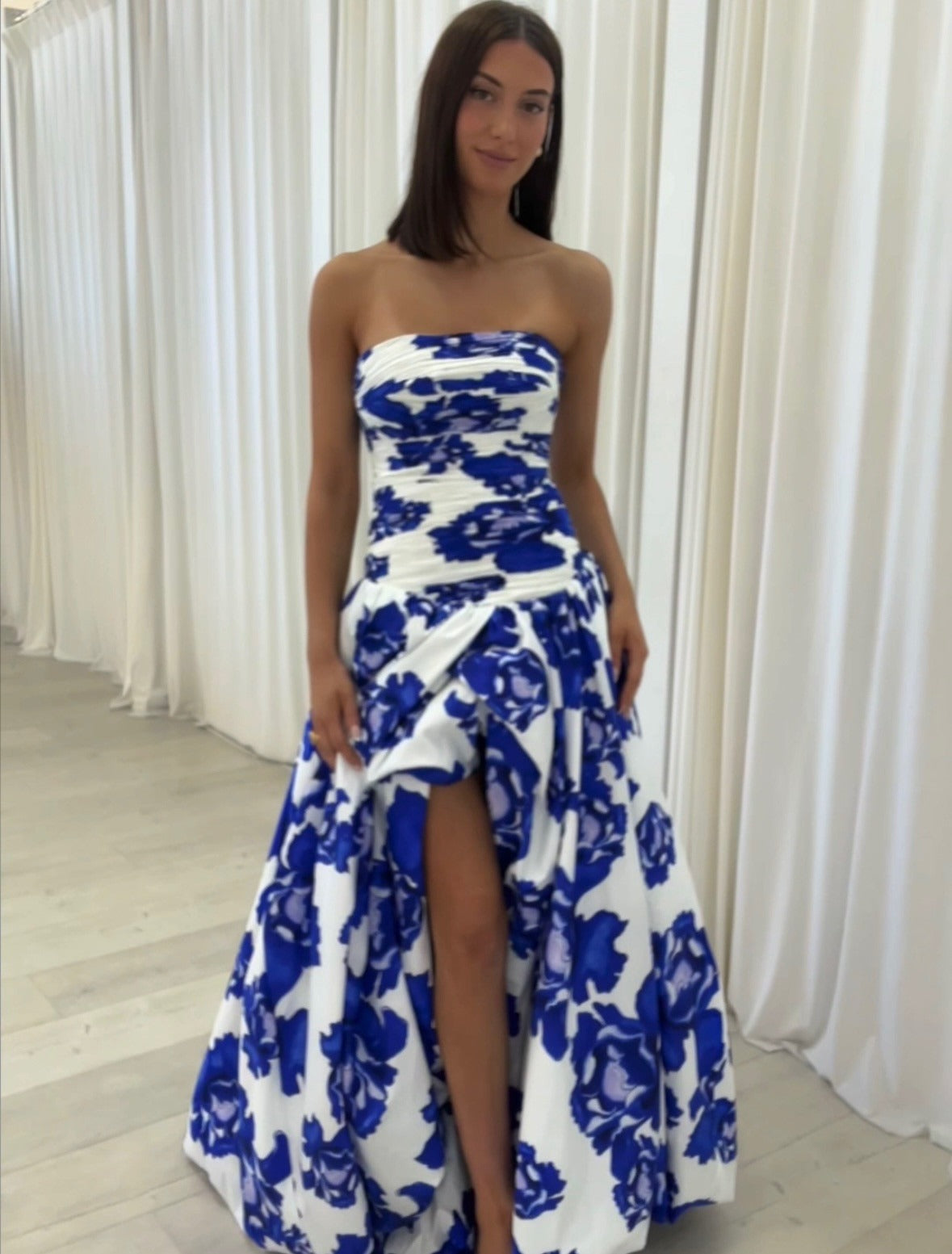 SUENTA Damen Blumen-Maxikleid Trägerlos – Ausdrucksstarkes Muster Blau