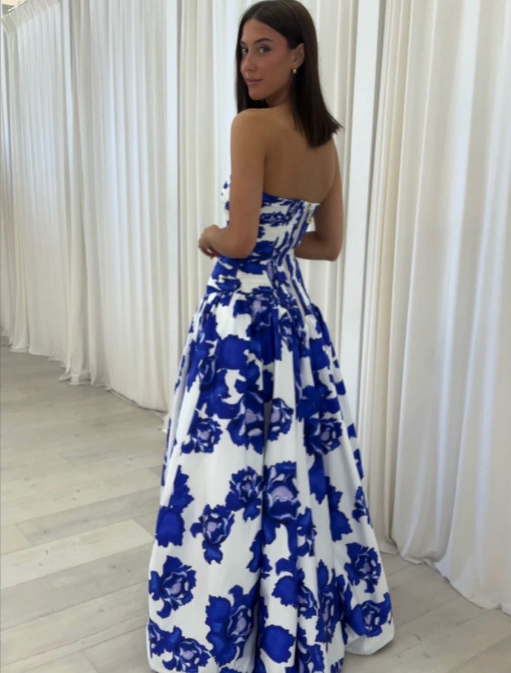 SUENTA Damen Blumen-Maxikleid Trägerlos – Ausdrucksstarkes Muster