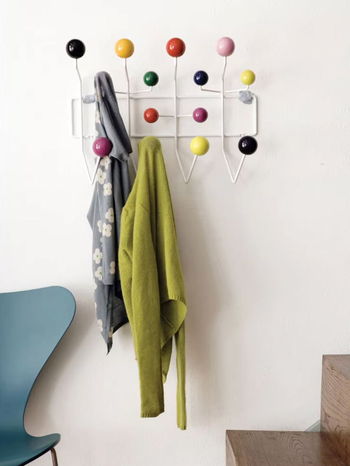 SUENTA Bunte Wandgarderobe mit Hakenleiste für Jacken und Taschen