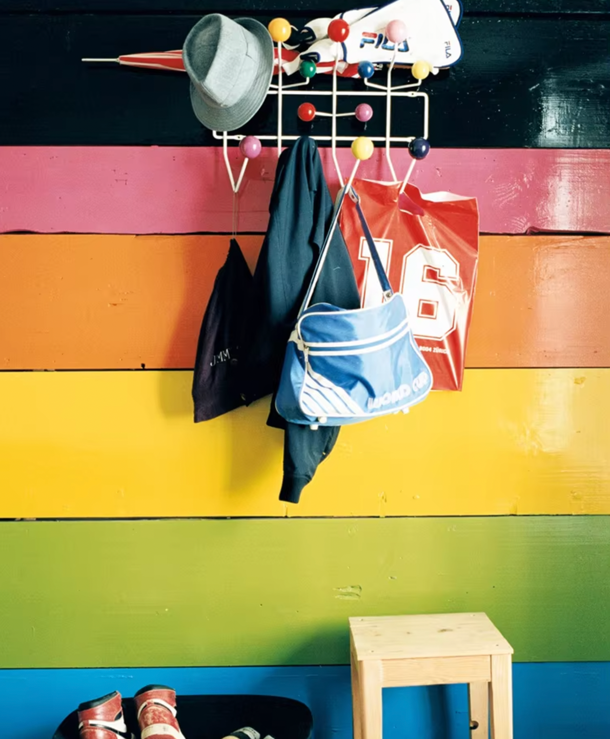 SUENTA Bunte Wandgarderobe mit Hakenleiste für Jacken und Taschen