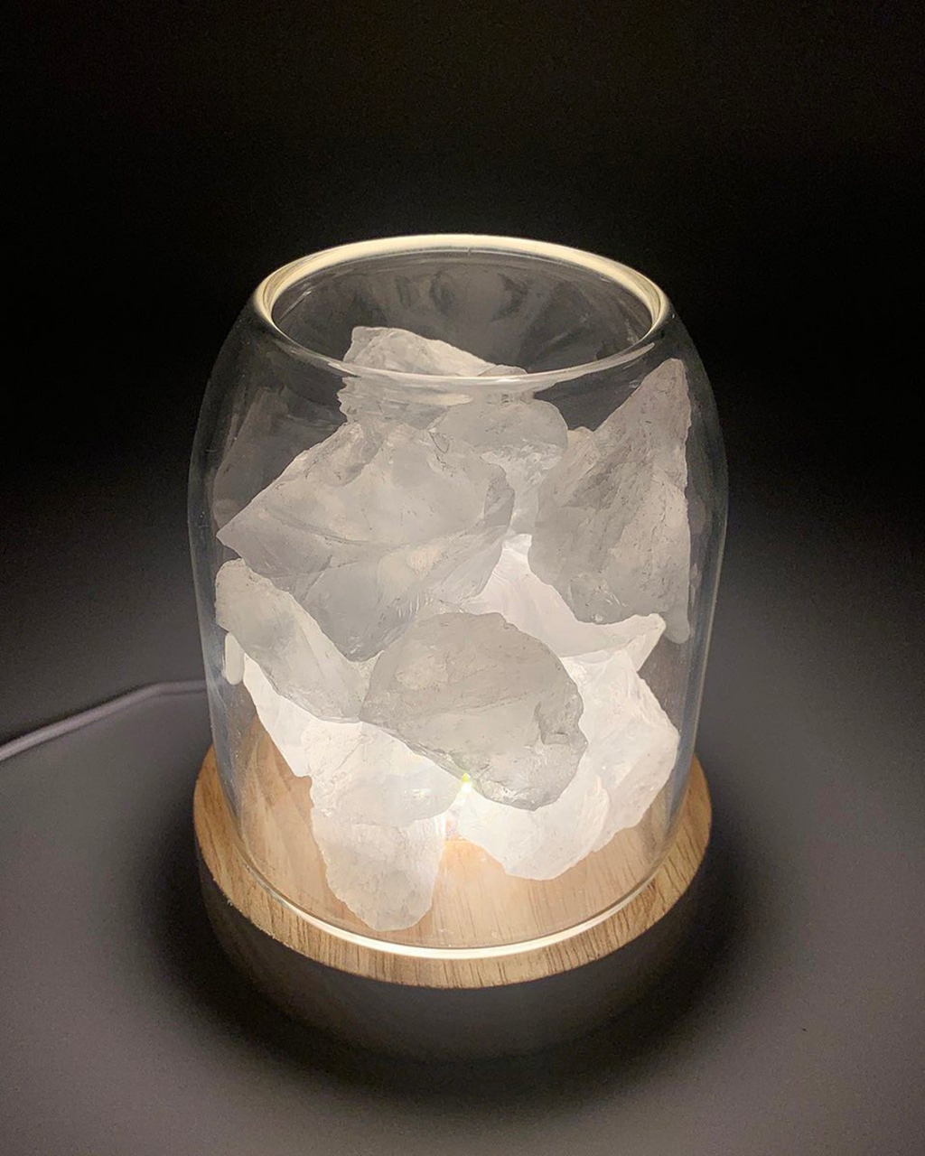 SUENTA Elegante Kristall Dekoration mit Glaskuppel und Holzsockel – Rosé und Klar