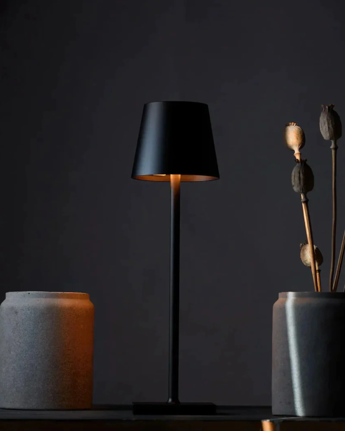 SUENTA Elegante Tischlampe im Modernen Design – Schlank und Vielseitig