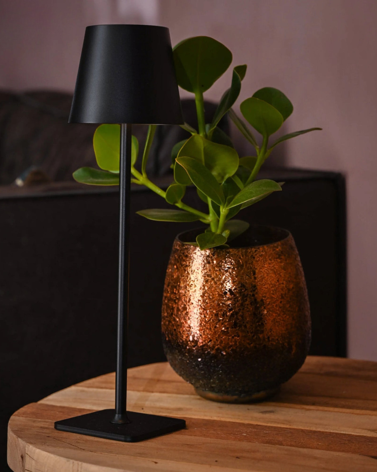 SUENTA Elegante Tischlampe im Modernen Design – Schlank und Vielseitig