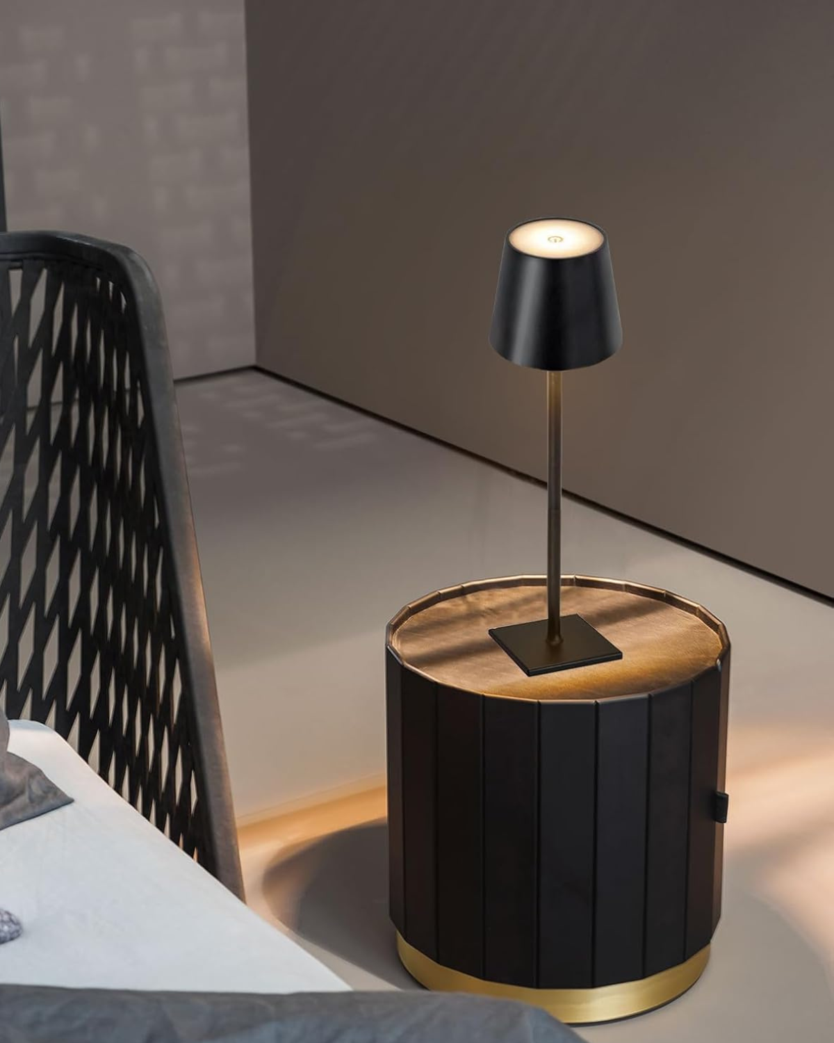 SUENTA Elegante Tischlampe im Modernen Design – Schlank und Vielseitig