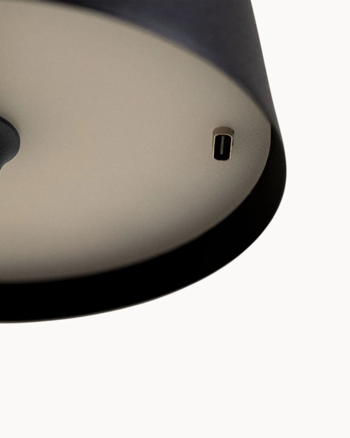 SUENTA Elegante Tischlampe im Modernen Design – Schlank und Vielseitig