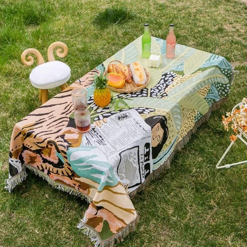 SUENTA Gemütliche Wohndecke mit Quasten aus Polyester-Baumwolle – Vielseitig einsetzbar, Jacquard-Webart mit Tiger-Motiv