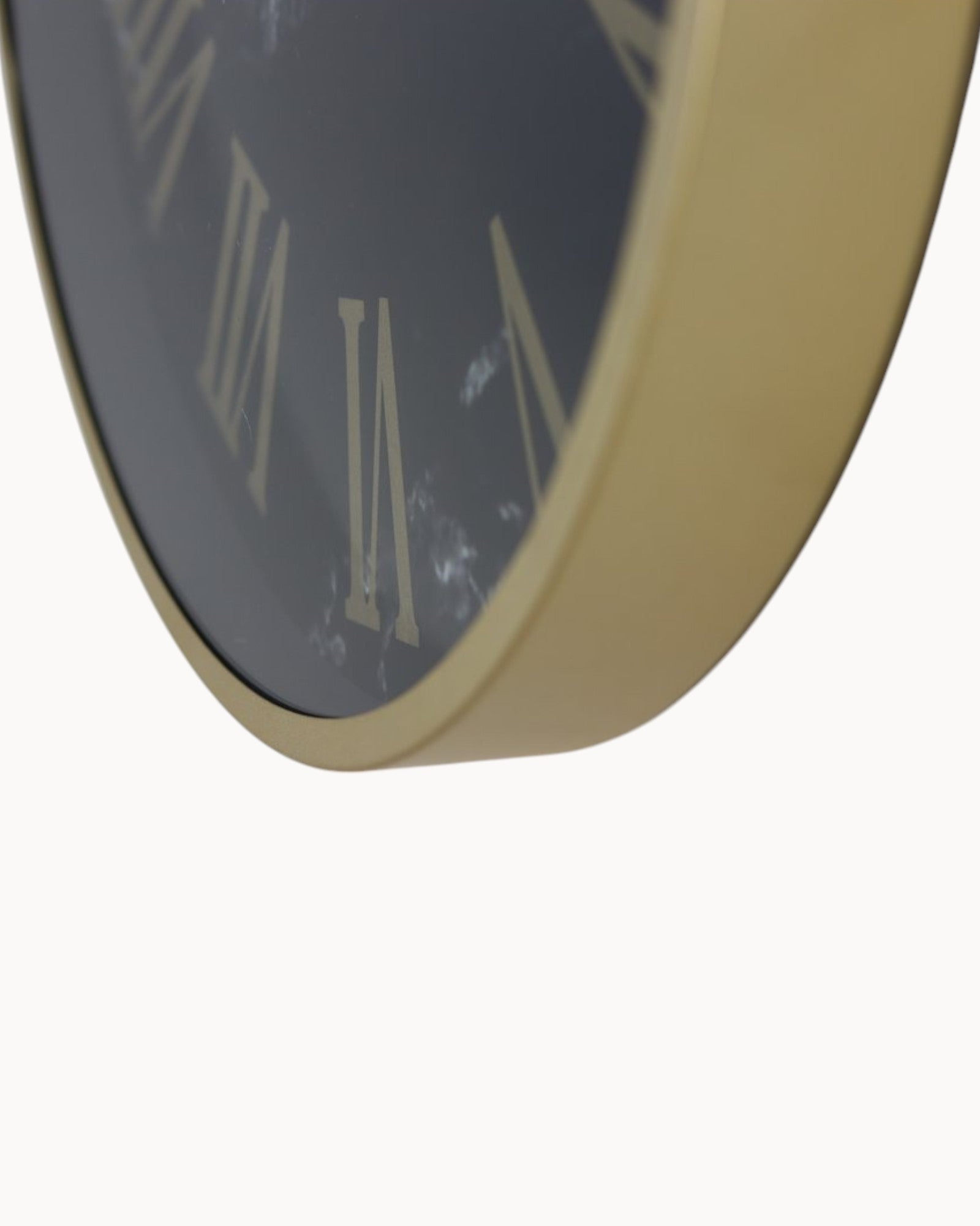 SUENTA Große Wanduhr Modern Marseille Schwarz-Gold – Ø50 cm Metallrahmen