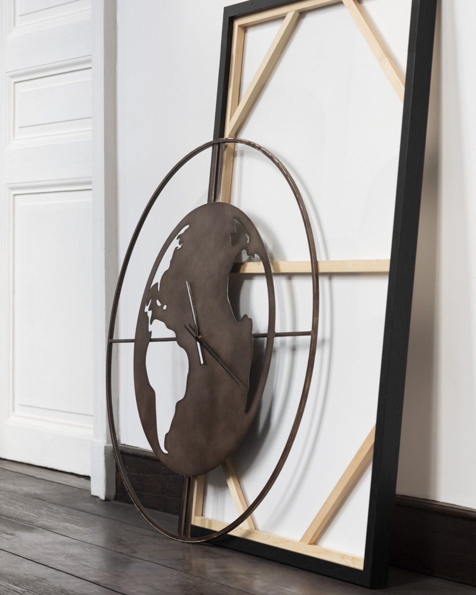 SUENTA Große Wanduhr Modern mit Weltkarte aus Metall – 90 cm Braun