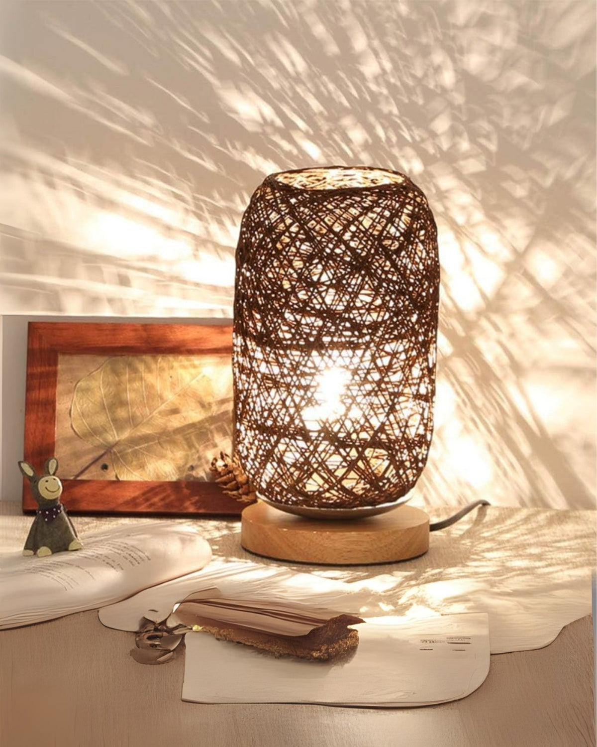 SUENTA Handgemachte Nachttischlampe aus Rattan mit Holzfuß – Bohemien Stil