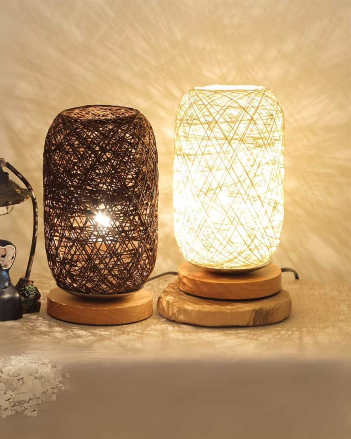 SUENTA Handgemachte Nachttischlampe aus Rattan mit Holzfuß – Bohemien Stil