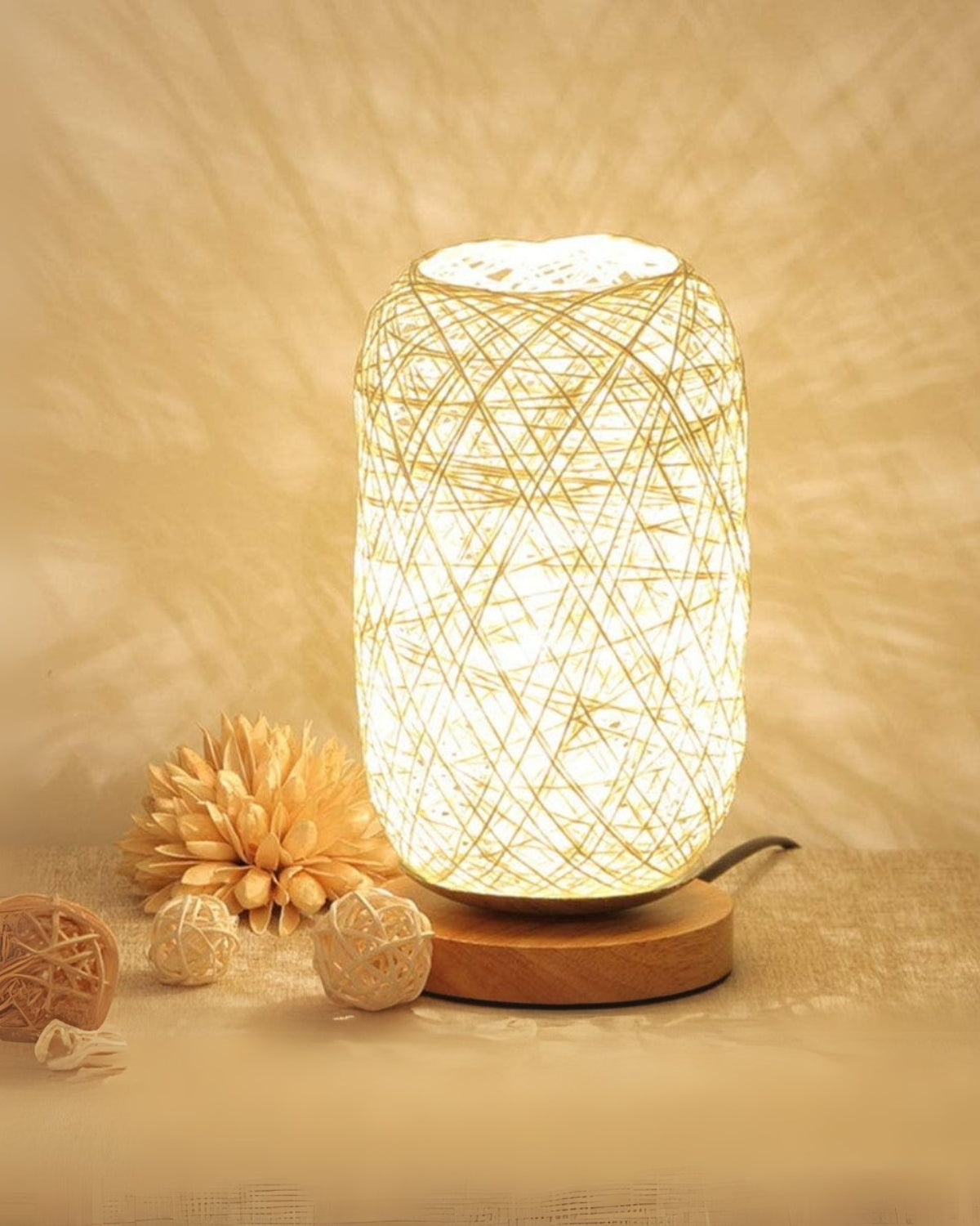 SUENTA Handgemachte Nachttischlampe aus Rattan mit Holzfuß – Bohemien Stil
