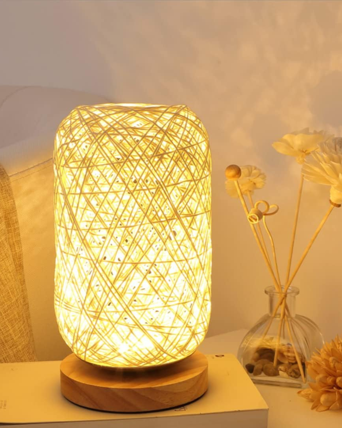 SUENTA Handgemachte Nachttischlampe aus Rattan mit Holzfuß – Bohemien Stil