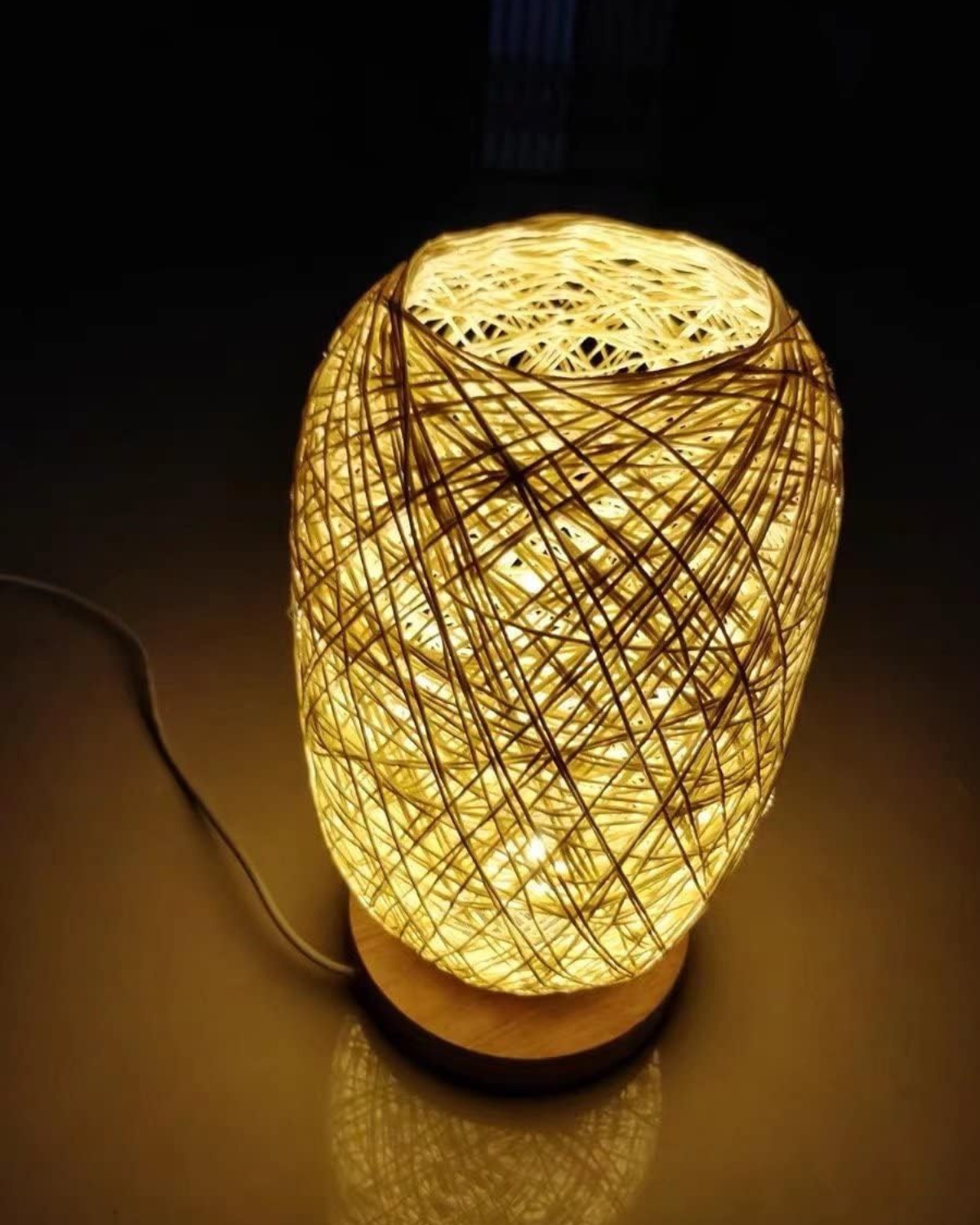 SUENTA Handgemachte Nachttischlampe aus Rattan mit Holzfuß – Bohemien Stil