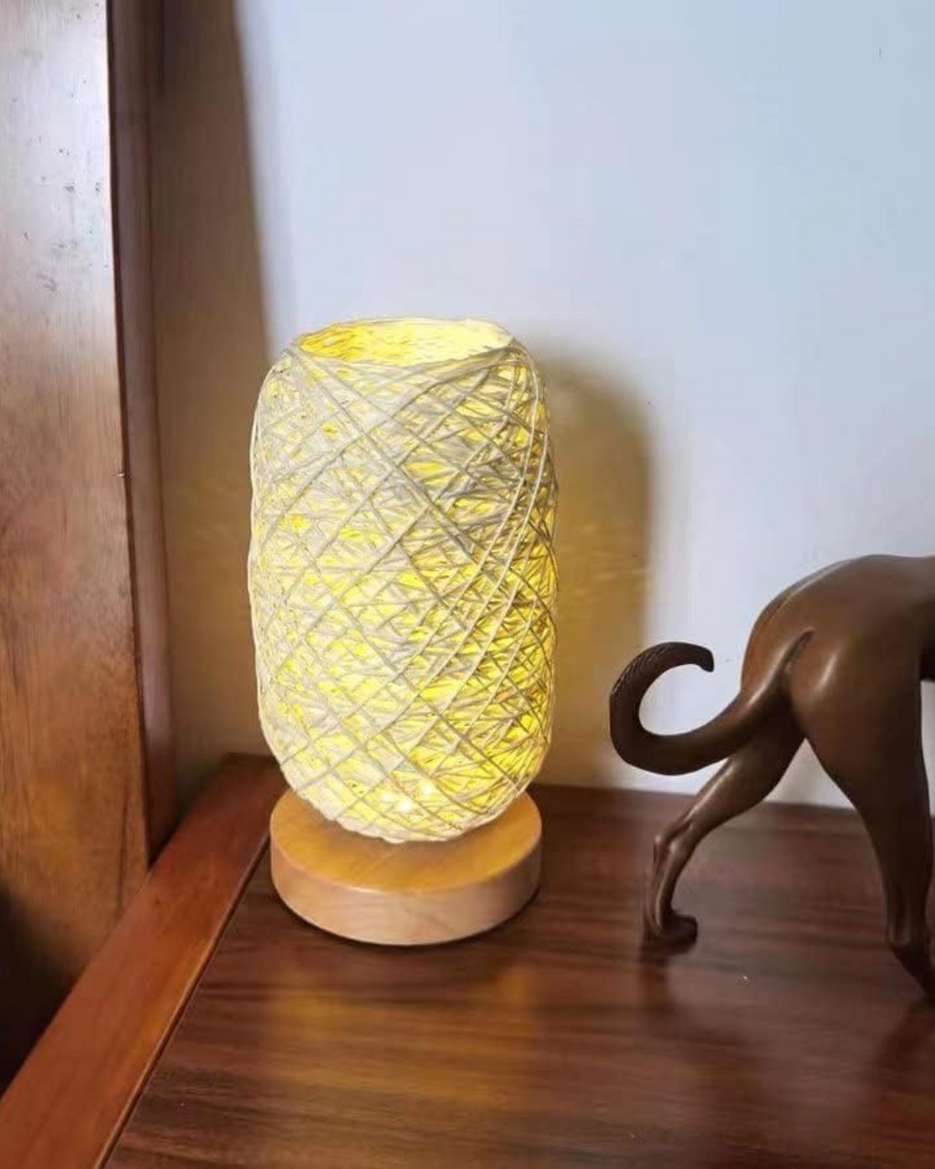 SUENTA Handgemachte Nachttischlampe aus Rattan mit Holzfuß – Bohemien Stil
