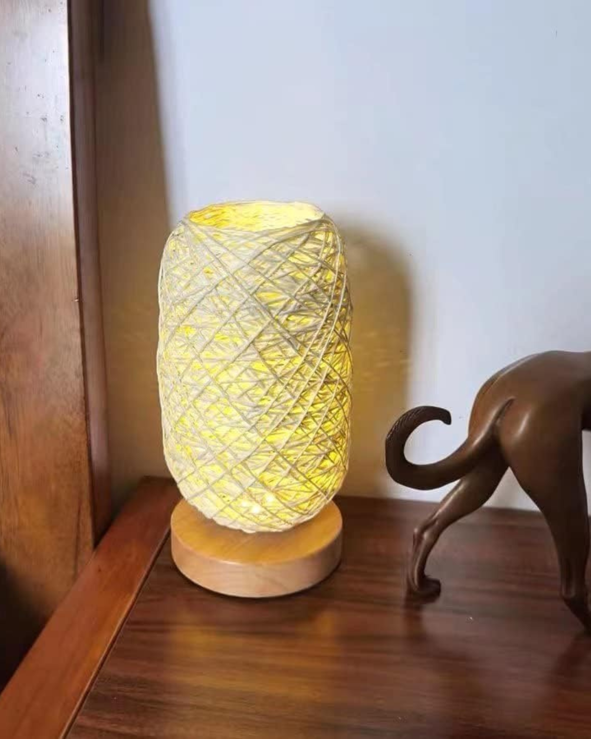 SUENTA Handgemachte Nachttischlampe aus Rattan mit Holzfuß – Bohemien Stil