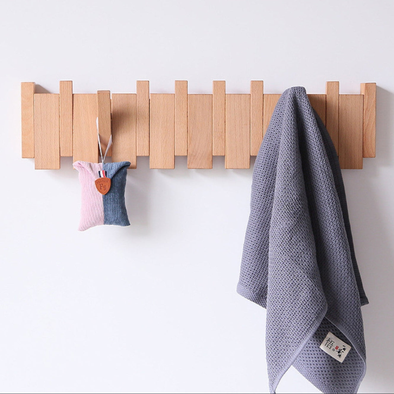 SUENTA Handgemachter Kleiderhaken Wand in Pianovorm aus Holz – 4/6 Haken