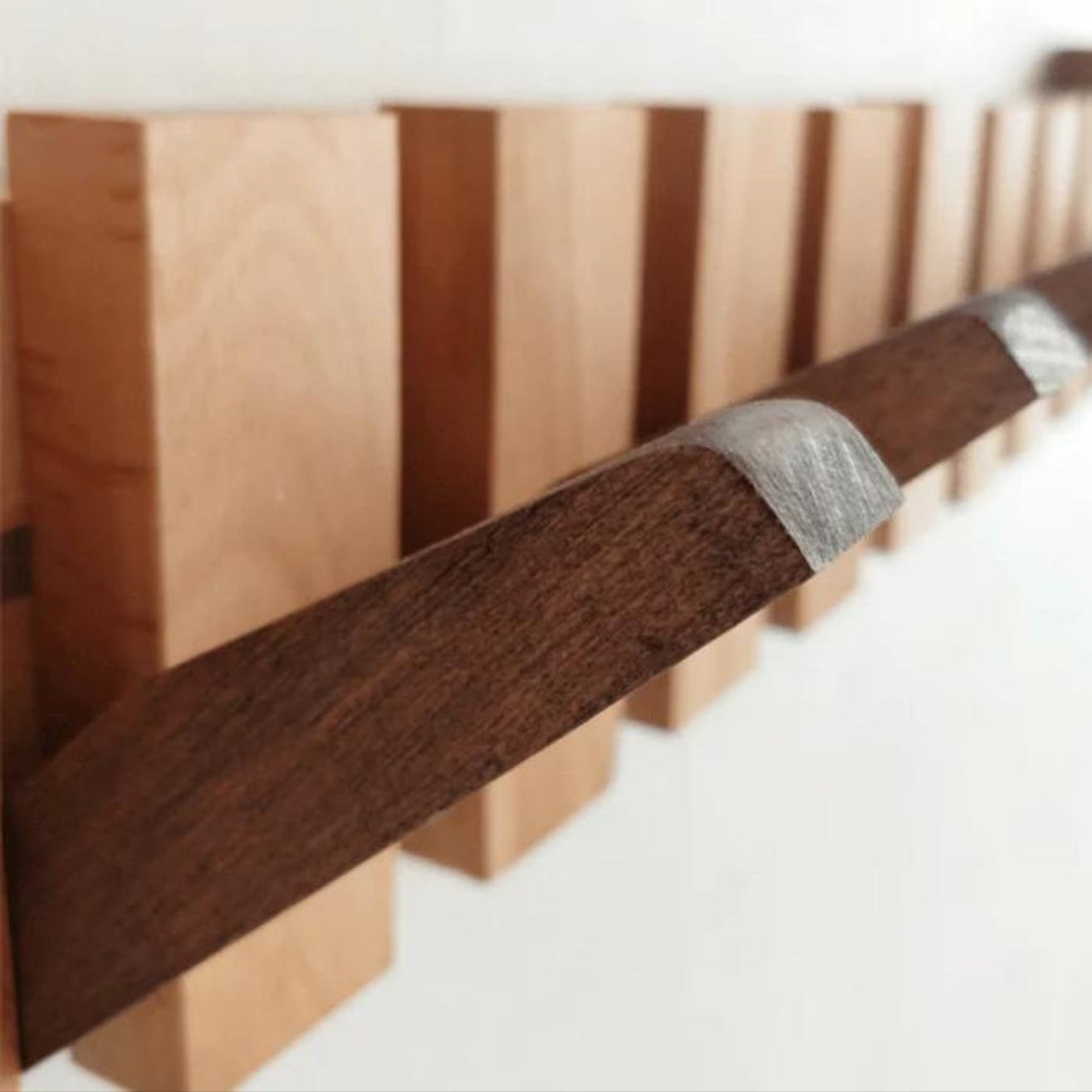 SUENTA Handgemachter Kleiderhaken Wand in Pianovorm aus Holz – 4/6 Haken