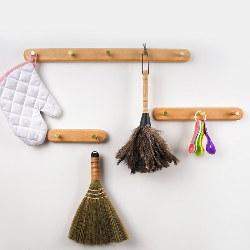 SUENTA Hängeregal aus Holz mit Messinghaken – Skandinavisches Design