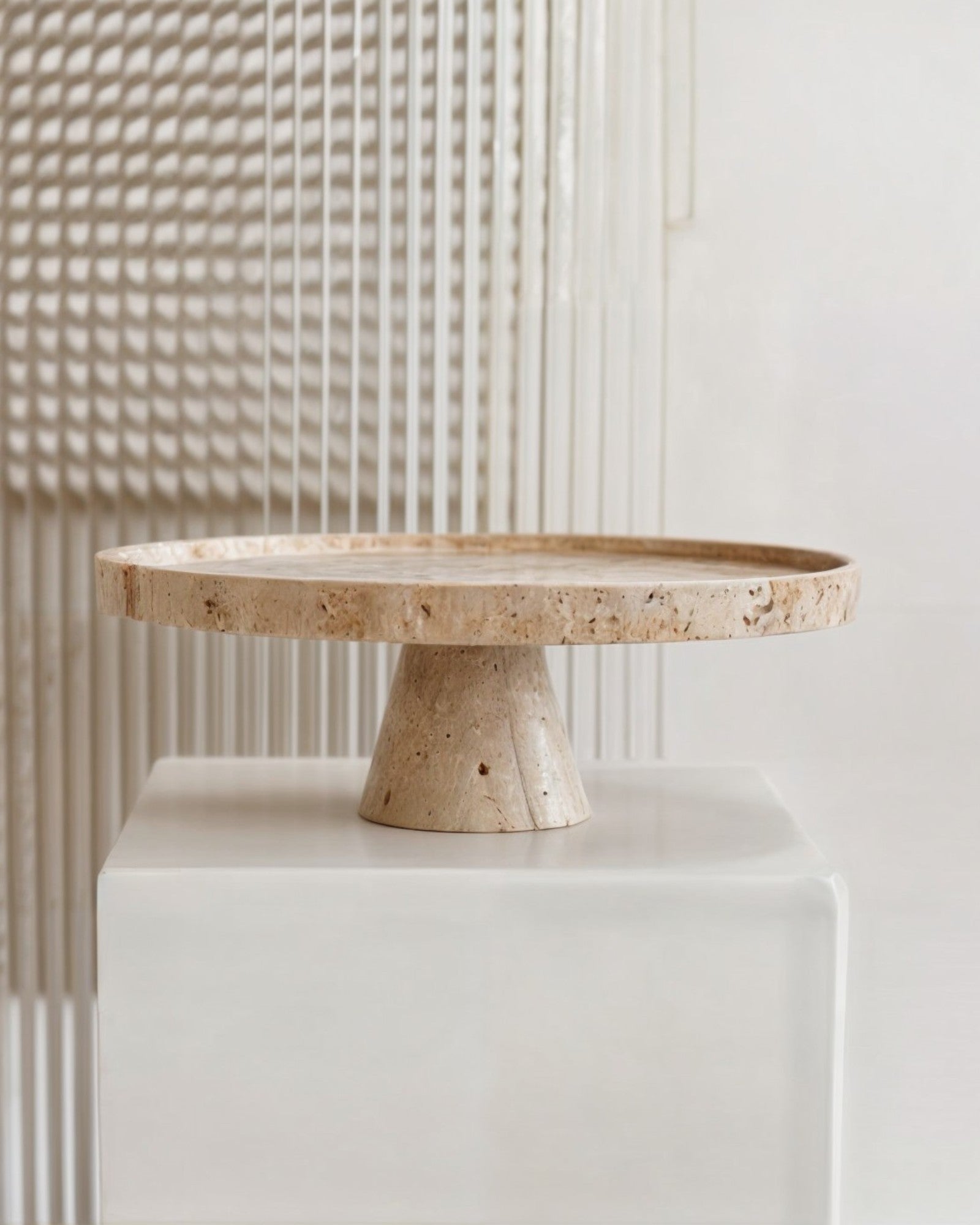 SUENTA Marmor Kuchenständer Beige Travertin 28cm Handgefertigt