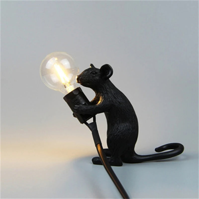 SUENTA Maus Nachttischlampe aus Resin – Verspielt in 3 Farben Schwarz Sitzend H12cm