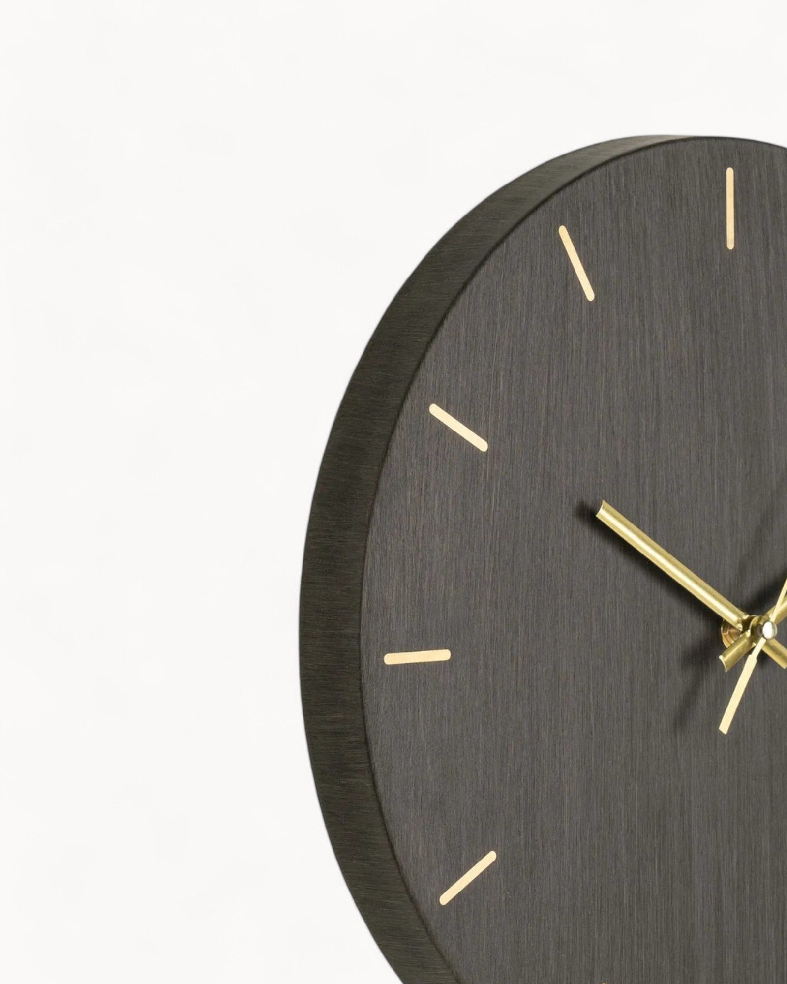 SUENTA Moderne Wanduhr aus Stahl und Metall mit Goldakzenten Ø30 cm
