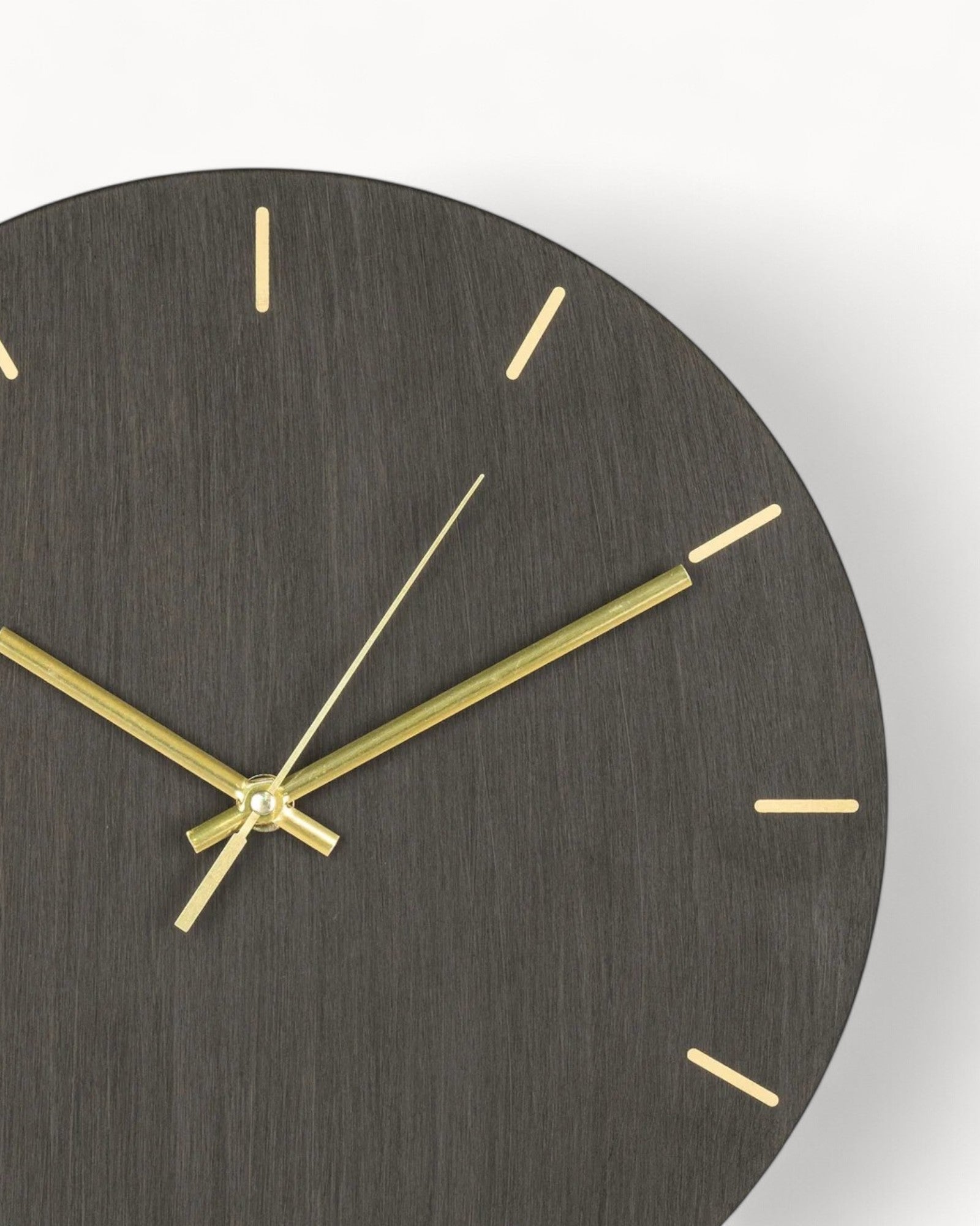 SUENTA Moderne Wanduhr aus Stahl und Metall mit Goldakzenten Ø30 cm