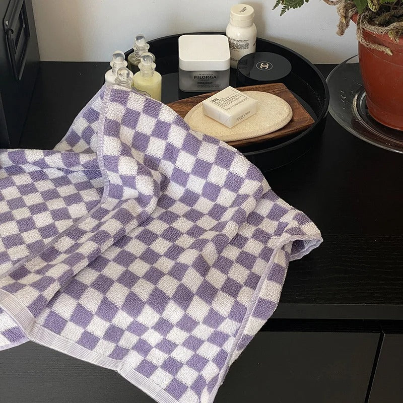 SUENTA Retro Badhandtuch aus gekämmter Baumwolle im Schachbrettdesign Lila Weiß
