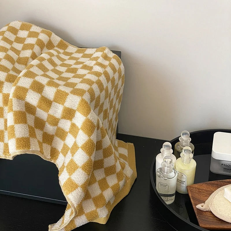 SUENTA Retro Badhandtuch aus gekämmter Baumwolle im Schachbrettdesign Gelb Weiß