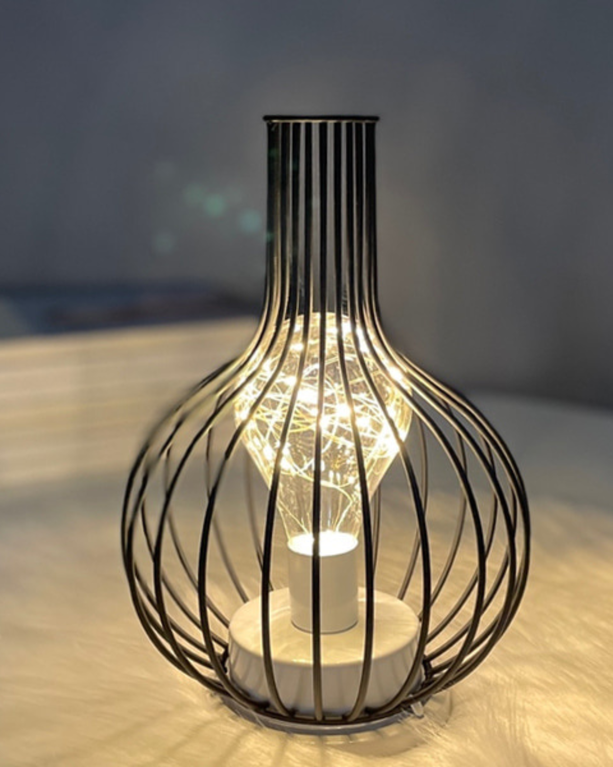 SUENTA Skulpturale Tischlampe mit Goldakzenten – Handgefertigte Eleganz