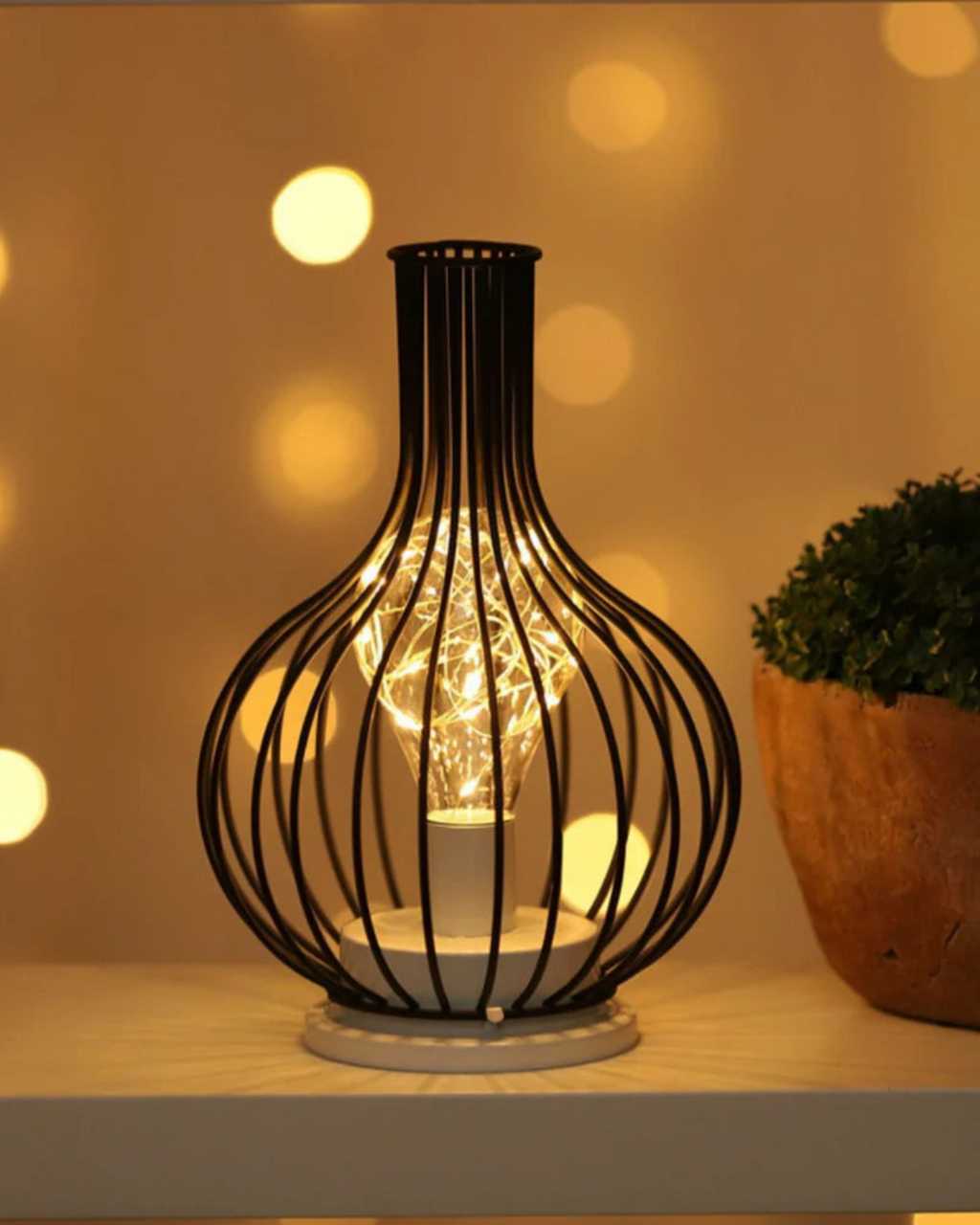 SUENTA Skulpturale Tischlampe mit Goldakzenten – Handgefertigte Eleganz