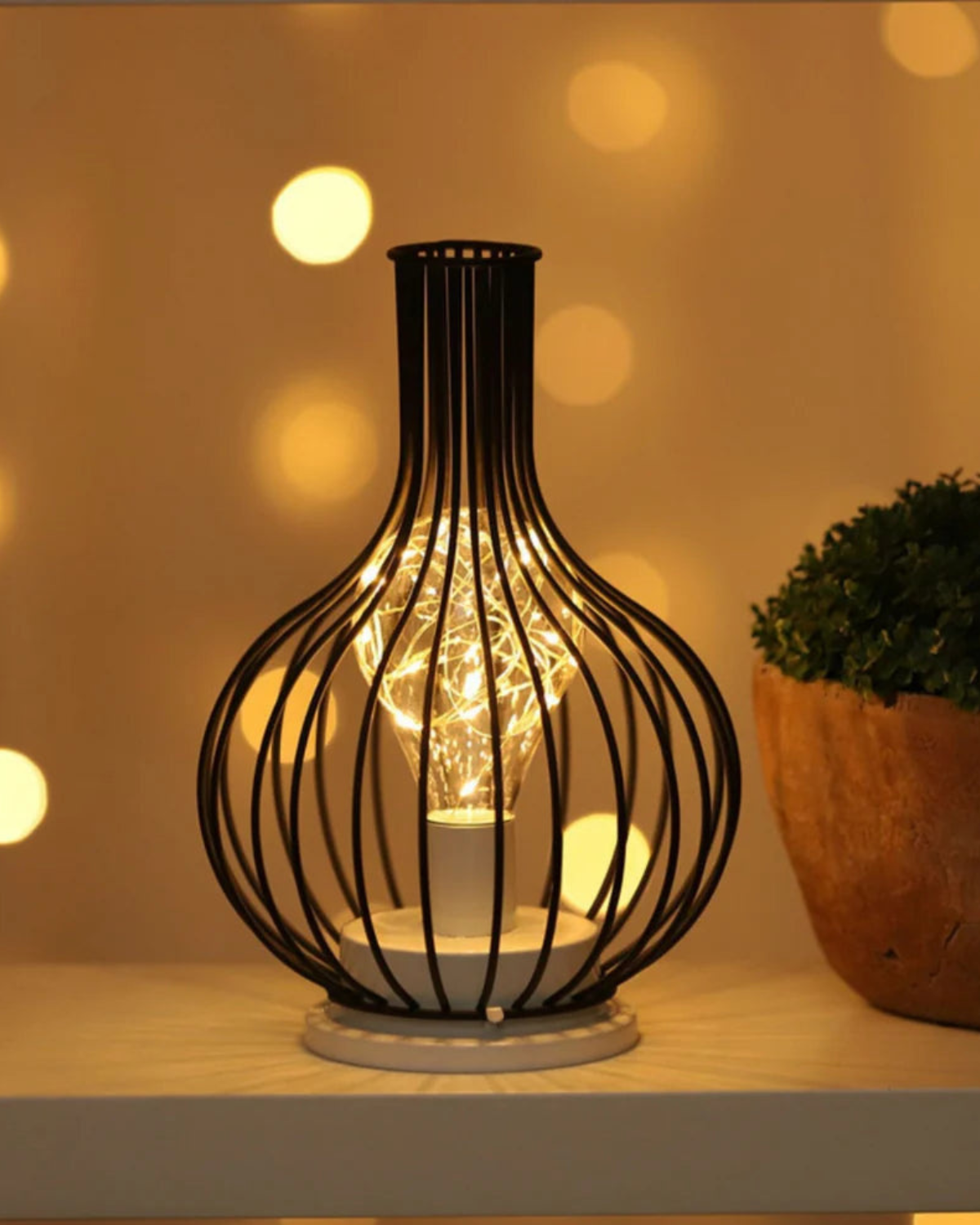 SUENTA Skulpturale Tischlampe mit Goldakzenten – Handgefertigte Eleganz